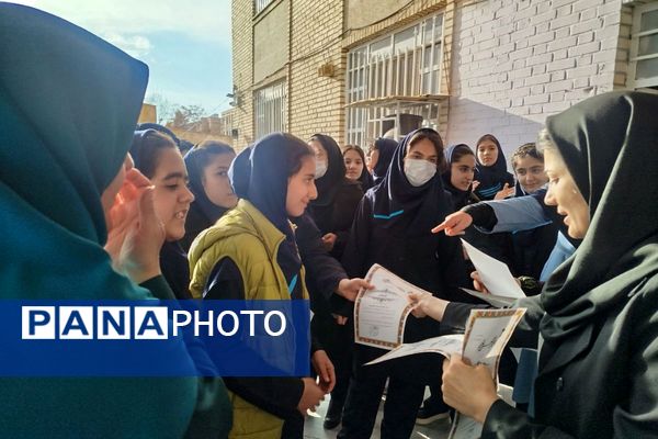 تجلیل از دانش آموزان ممتاز دبیرستان عطیه 
