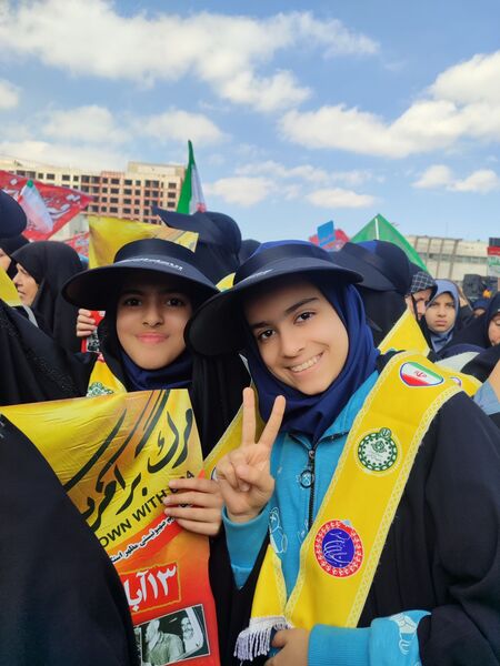 دانش آموزان شاهد تکتم ناحیه۳ ،پرچمداران راهپیمایی ۱۳ آبان