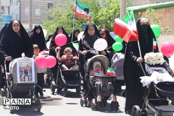 حرکت نمادین کالسکه‌های آذین‌بسته در اسلامشهر
