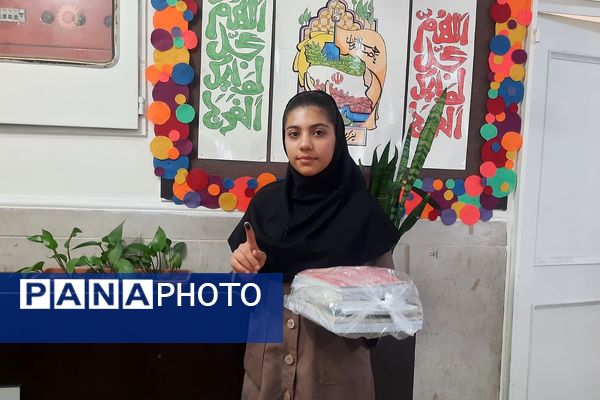 توزیع کتب درسی در مدارس منطقه پردیس 