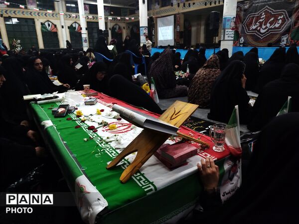 شبی که ماه دو نیم شد