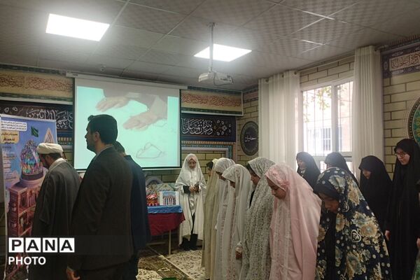 نماز مادر و دختری در دبیرستان عفت آهنگری 