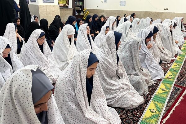 برپایی نماز جماعت همراه با بزرگداشت و تجلیل از مقام‌آوران دانش‌آموزی مدرسه نمونه دولتی ارشاد