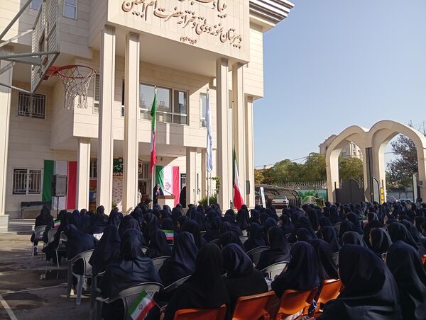 مراسم باشکوه زنگ ایثار و مقاومت در دبیرستان مصلی نژاد حضرت ام البنین