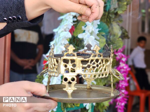 جشن شکوفه‌ها در دبستان انقلاب اسلامی تهران