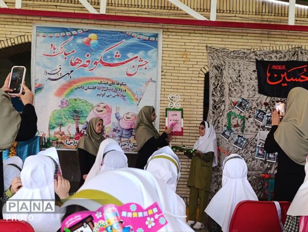 جشن شکوفه‌ها در مدرسه شاهد حاجی‌آباد