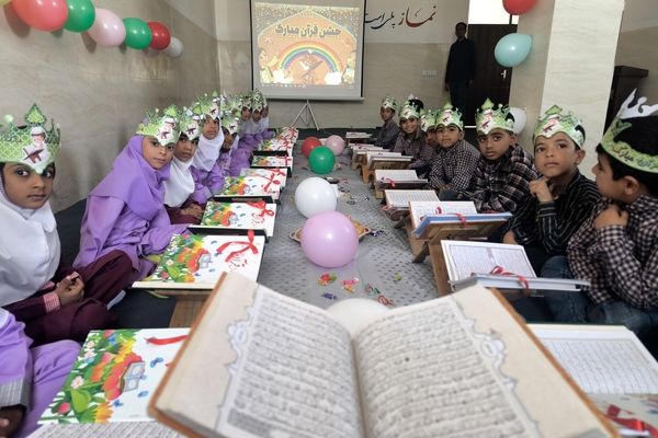 جشن قرآن کلاس اولی‌ها در دبستان شهید بهشتی قلعه‌گنج