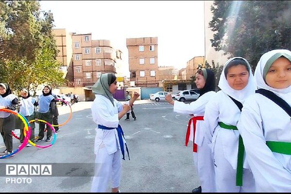 حضور مسئولان آموزش و پرورش در دبستان رضوان به مناسبت هفته تربیت بدنی