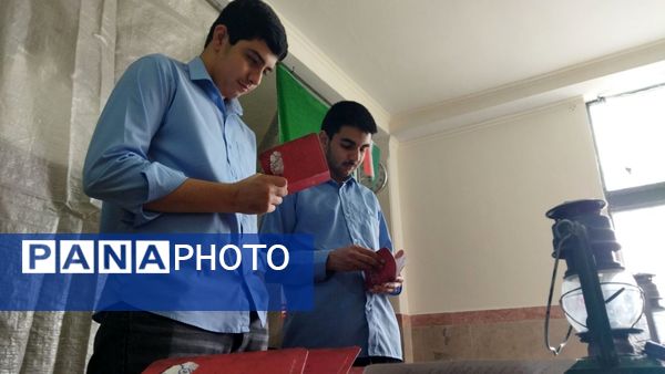 نمایشگاه مدرسه انقلاب در دبیرستان شهید بهشتی سمنان 