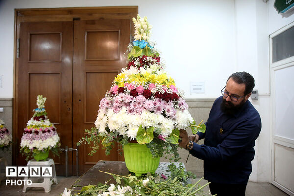گل آرایی ضریح مطهر حضرت معصومه(س) در شب میلاد امام رضا(ع)