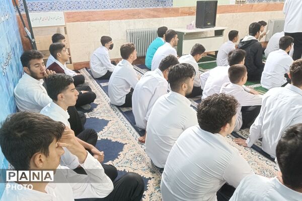 طنین زیارت عاشورا در دبیرستان نمونه دولتی شهدای علم و فناوری