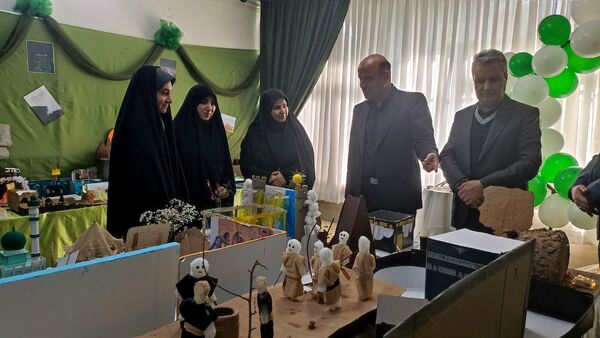 برگزاری نمایشگاه باقرآن تا آسمان در دبیرستان دخترانه امام حسین(ع)