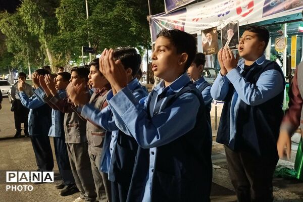 اجتماع پرشور دانش‌آموزان دبستان پسرانه توحید در غرفه شهدای دانش آموز ورامین 