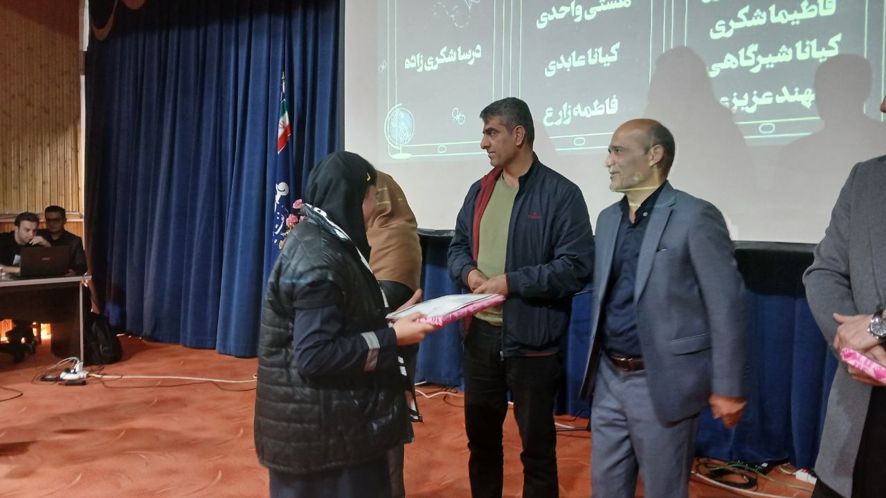 آیین تجلیل از دانش آموزان برتر دبیرستان عترت محمودآباد 