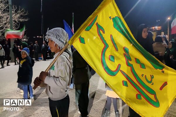 حضور گرم  دهه نودی ها در قلب اجتماعات شهر بار نیشابور