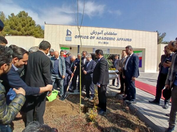 کاشت نهال یادمان صحن دانش تا کرسی قانون‌گذاری 