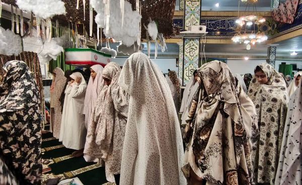 نوجوانان دختر در اعتکاف؛ لحظاتی سرشار از نماز و معنویت