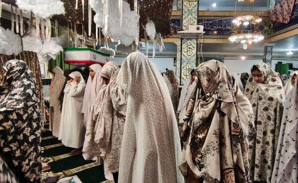 نوجوانان دختر در اعتکاف؛ لحظاتی سرشار از نماز و معنویت