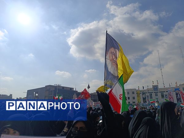 راهپیمایی 13 ابان در عرصه میدان شهدا مشهد مقدس 