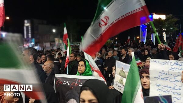 میدان امام خمینی (ره) شهرستان کوهدشت غرق در شور مردمی