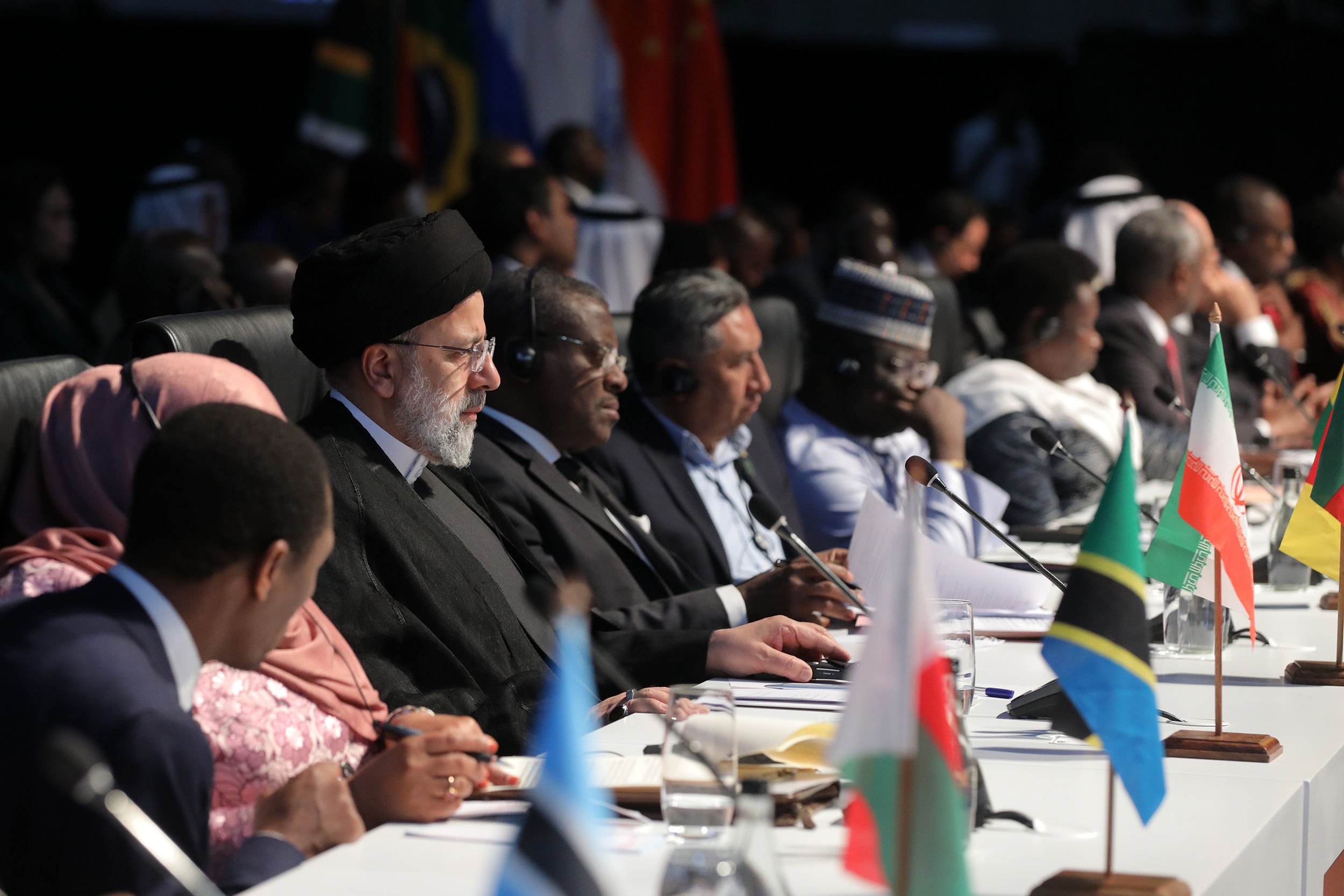 افزایش تعاملات سیاسی و مبادلات اقتصادی با همسایگان دستاورد سیاست خارجی دولت سیزدهم بود