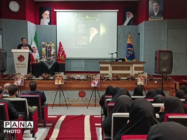 مراسم بزرگداشت رهبر شهید در دبیرستان فرزانگان ۴ در ناحیه یک مشهد  