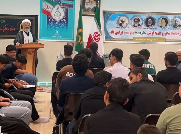 دیدار اعضای بسیج دانش آموزی و اعضای انجمن اسلامی با امام جمعه شهرستان کاشمر 