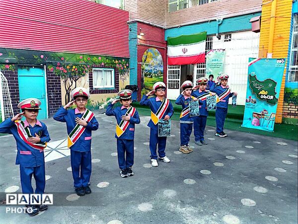 جشن آغاز سال تحصیلی و «روز پرچم» در مدرسه معراج منطقه ۱۰ تهران