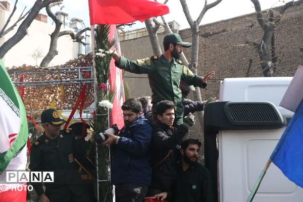  حلما با عروسک‌ها سوگ خانواده شهیدش را در آغوش کشید