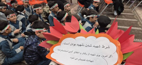 یادواره شهدای مدافع حرم در دبستان شاهد آقامصطفی خمینی کاشمر
