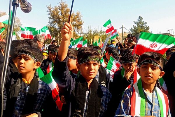 خروش هزاران دانش آموز ورامینی در ۱۳ آبان