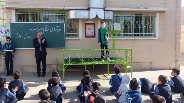 ویژه‌برنامه هفته نیروی انتظامی در دبستان شرف‌الدین علی 