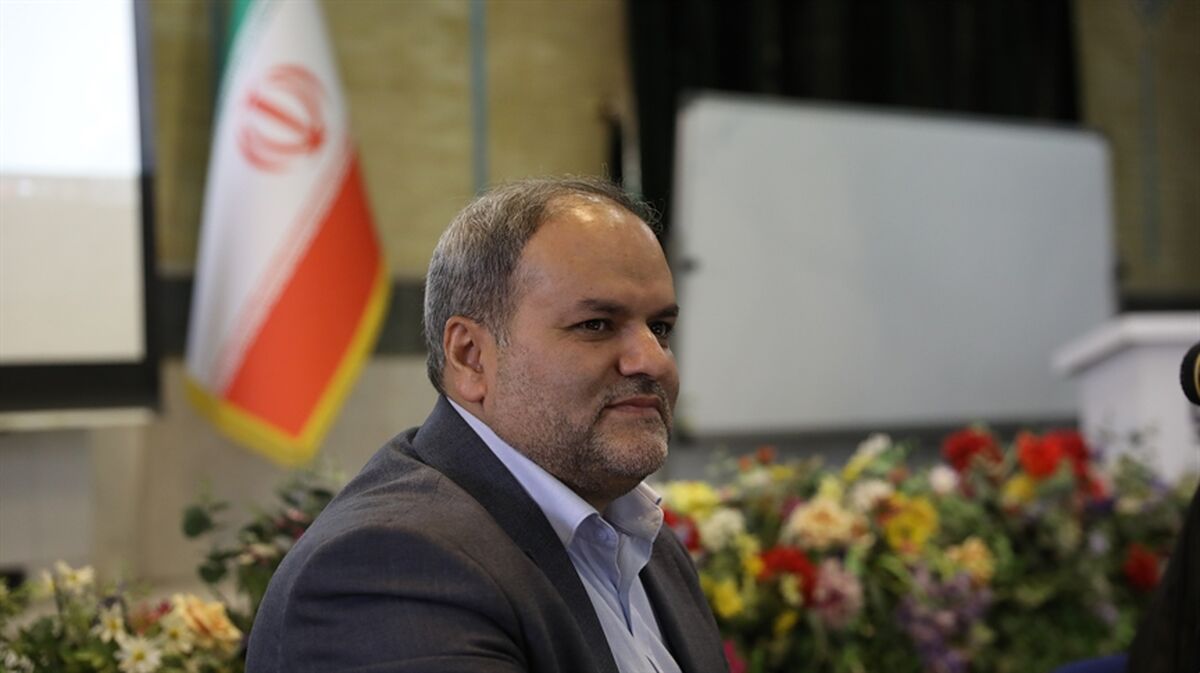 مشخص‌کردن چارچوب علمی و محتوایی در کنار اختیار عمل برای مدرسه در برنامه درسی مدرسه‌ای