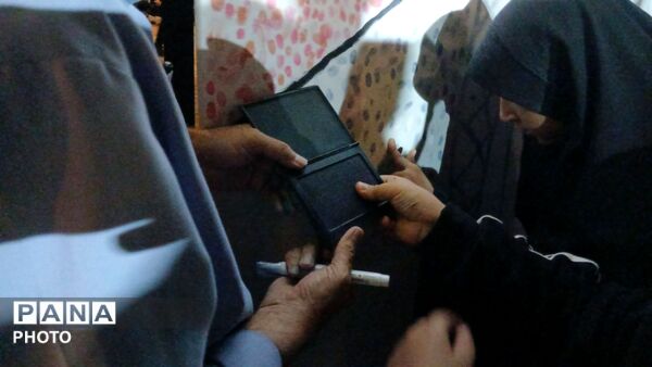 اثر انگشت هایی که قاب رهبر شهید را کامل کردند 