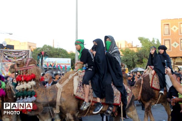 ورامین بار دیگر در سوگ اسارت؛ کاروان نمادین کربلا در خیابان‌های ورامین به حرکت درآمد