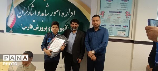 تجلیل از خبرنگاران پانا مدارس شاهد در اداره امور شاهد و ایثارگران فارس