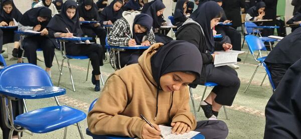 برگزاری آزمون جامع در دبیرستان شاهد فردوس بافق