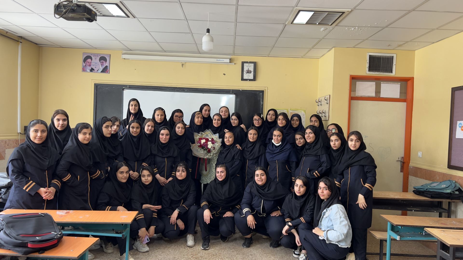 عکس یادگاری کلاس یازدهم انسانی مدرسه نبوت ملارد 