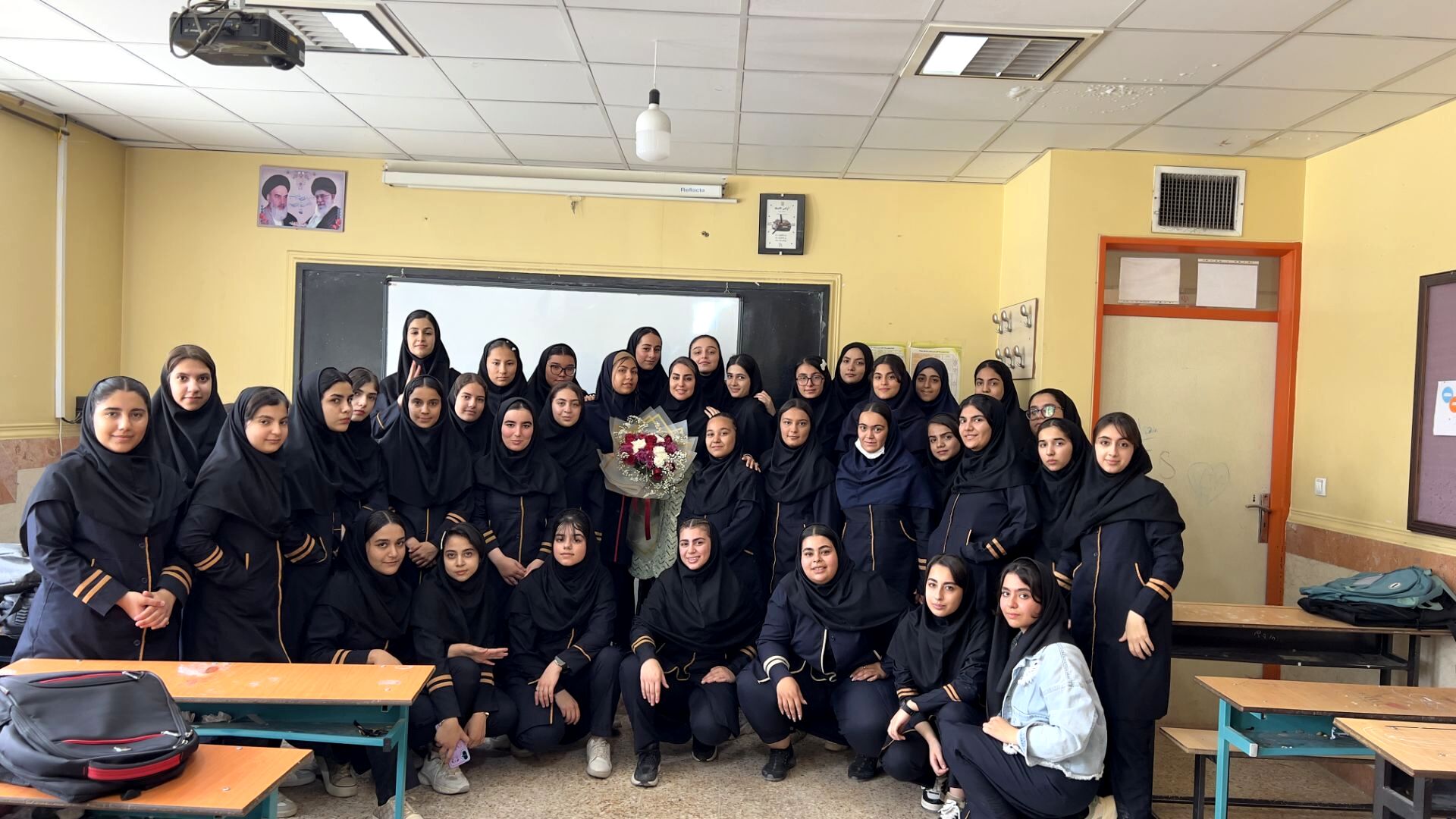 عکس یادگاری کلاس یازدهم انسانی مدرسه نبوت ملارد 