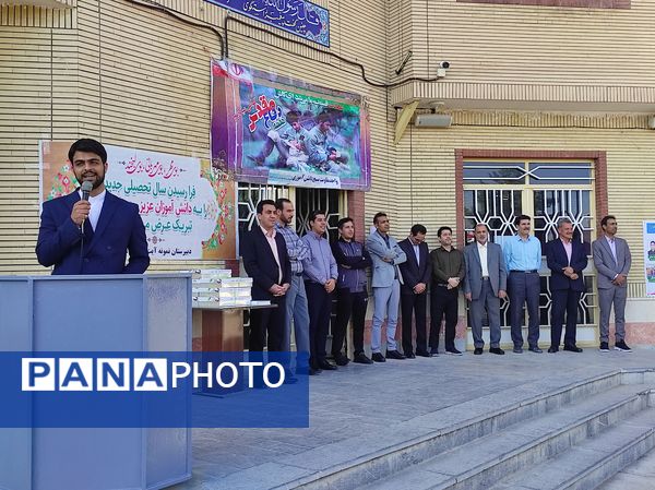 نواخته شدن زنگ اول مهرماه در دبیرستان نمونه آیت الله خامنه‌ای کاشمر 