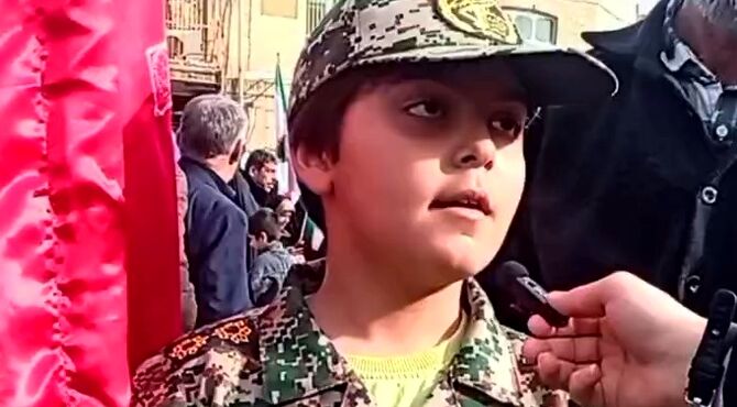 راهپیمایی 22 بهمن پیر و جوان نمی شناسد