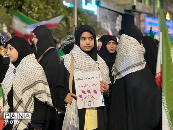 حضور دختران انقلابی در چهل و نهمین شب بیعت با رهبری