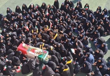 میهمان خوشنام در جمع دانش‌آموزان دبیرستان شهید خسروی زارچ