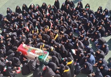 میهمان خوشنام در جمع دانش‌آموزان دبیرستان شهید خسروی زارچ