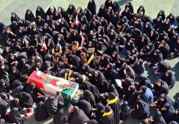 میهمان خوشنام در جمع دانش‌آموزان دبیرستان شهید خسروی زارچ