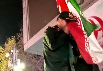 این پرچم زمین نمی ماند