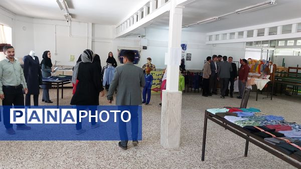 برگزاری نمایشگاه لباس فرم دانش‌آموزی در شهرستان باخرز 