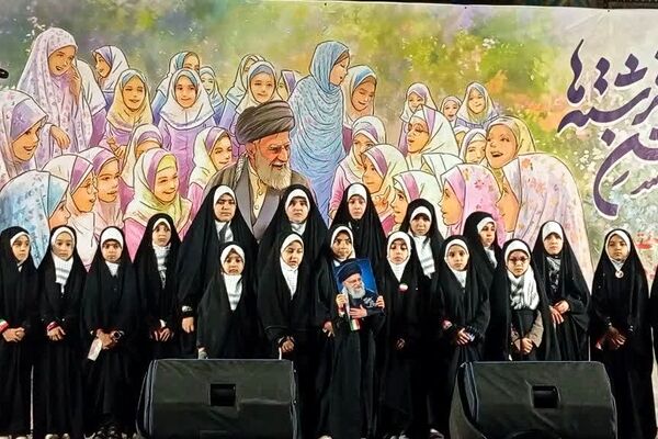 گرامیداشت یاد دختران مدرسه شجره طیبه میناب در میدان امیرچخماق یزد