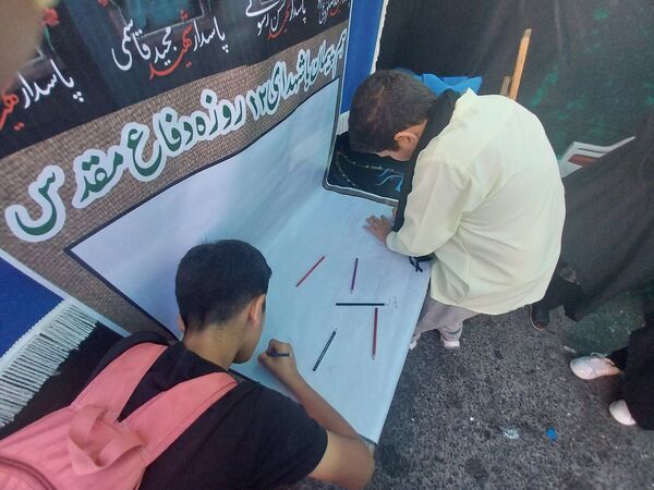 خدمت‌رسانی پیشتازان و خبرنگاران دانش‌آموزی در موکب عشاق‌الحسین گاوازنگ