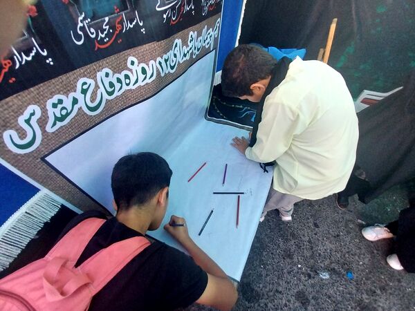 خدمت‌رسانی پیشتازان و خبرنگاران دانش‌آموزی در موکب عشاق‌الحسین گاوازنگ